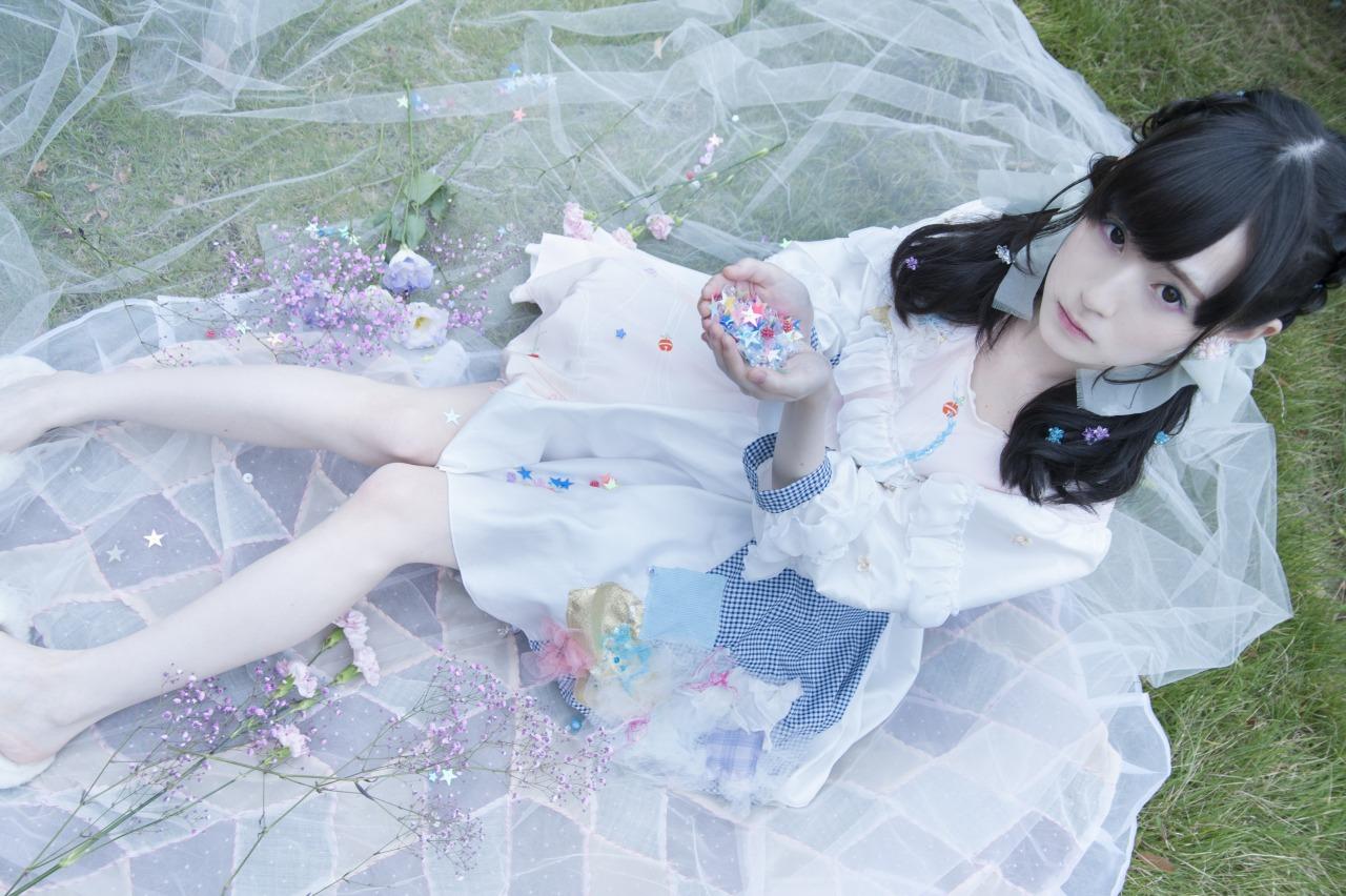 近衛りこ双手捧着星星，坐在覆盖草地的薄纱上