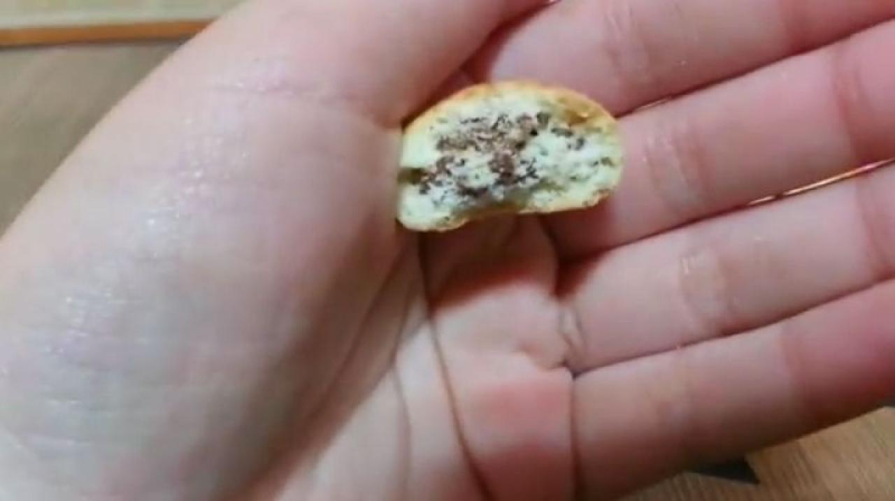 掰开小馒头里，可见里面的巧克力夹心 조현파이터拍摄