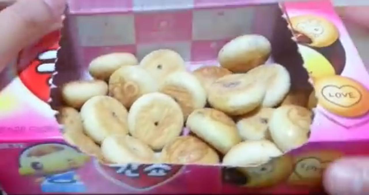 把夹心小馒头倒进盒子里 조현파이터拍摄