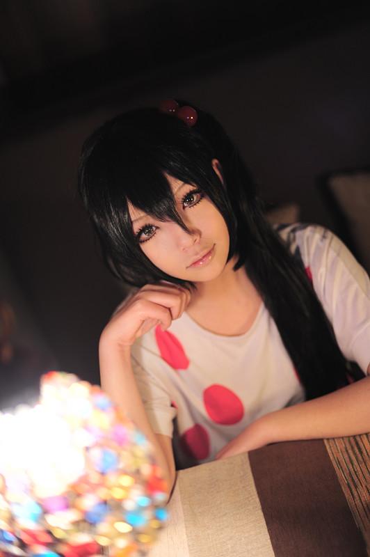 千叶泠扮演中野梓左碧放在桌面，右手轻抚刘海儿