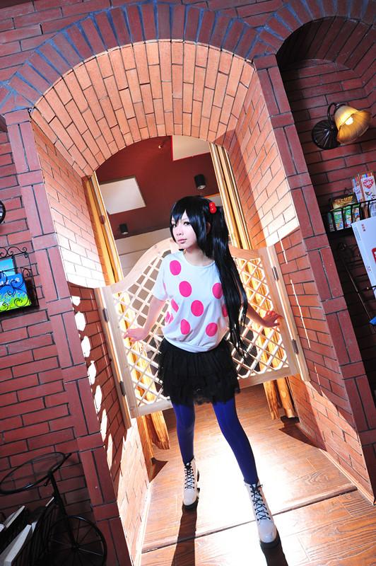 千叶泠扮演中野梓双手背后，前倾身子站立