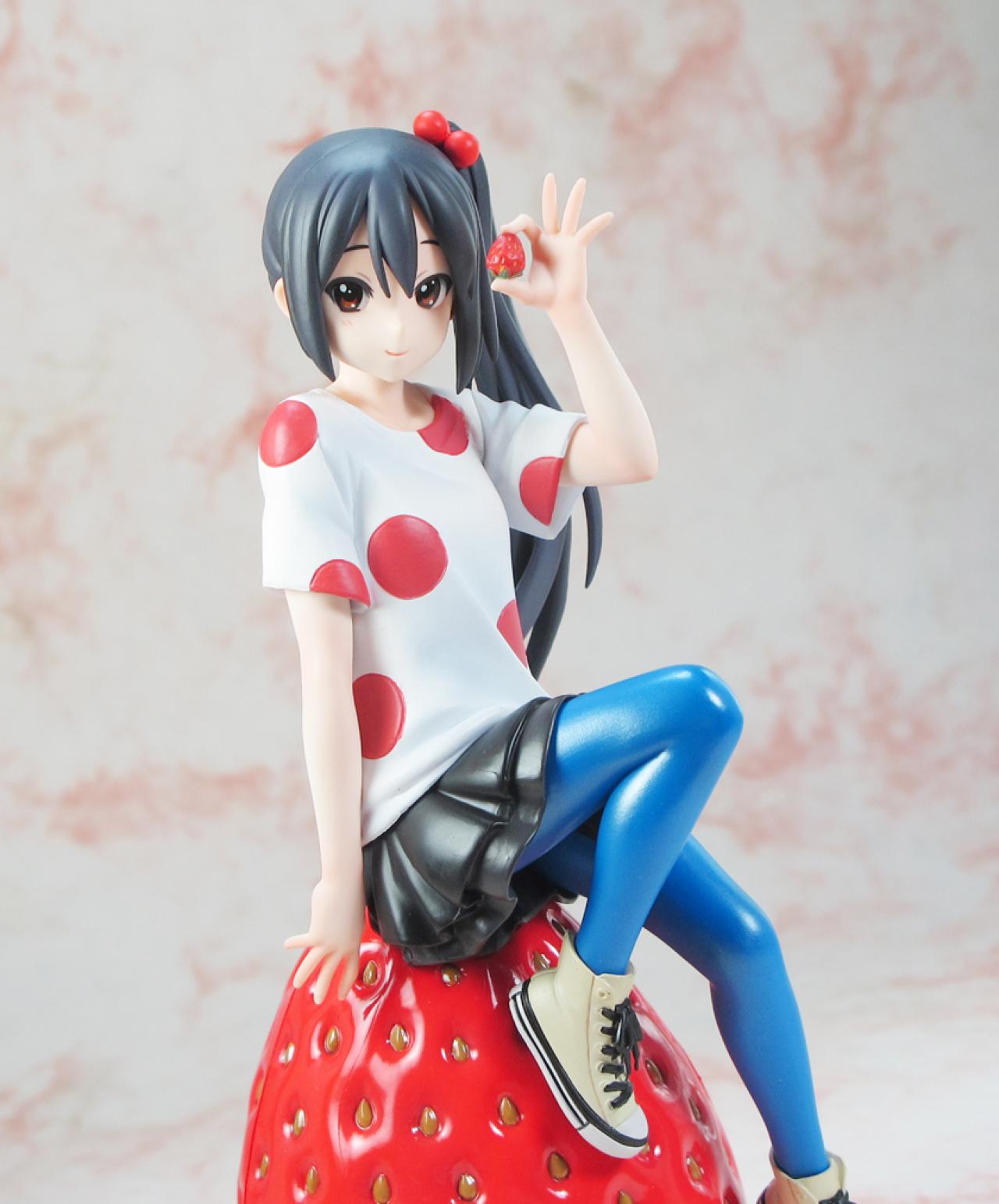 拿着草莓的ED版中野梓草莓装手办 来源：home.gamer.com.tw