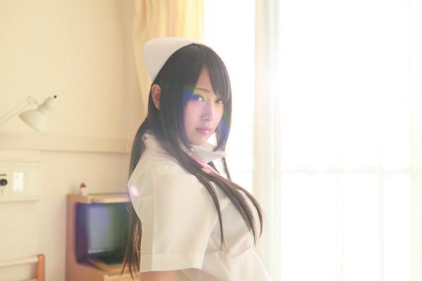 御伽ねこむ侧身回眸的神情