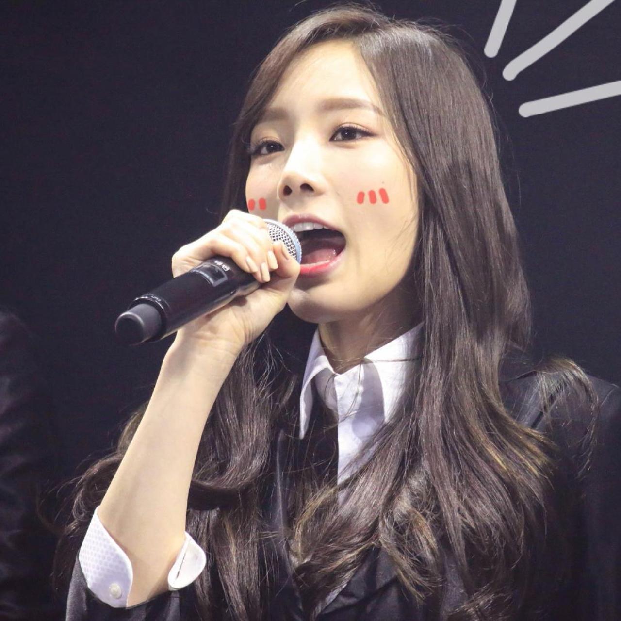 金泰妍拿着麦克风唱歌的头像