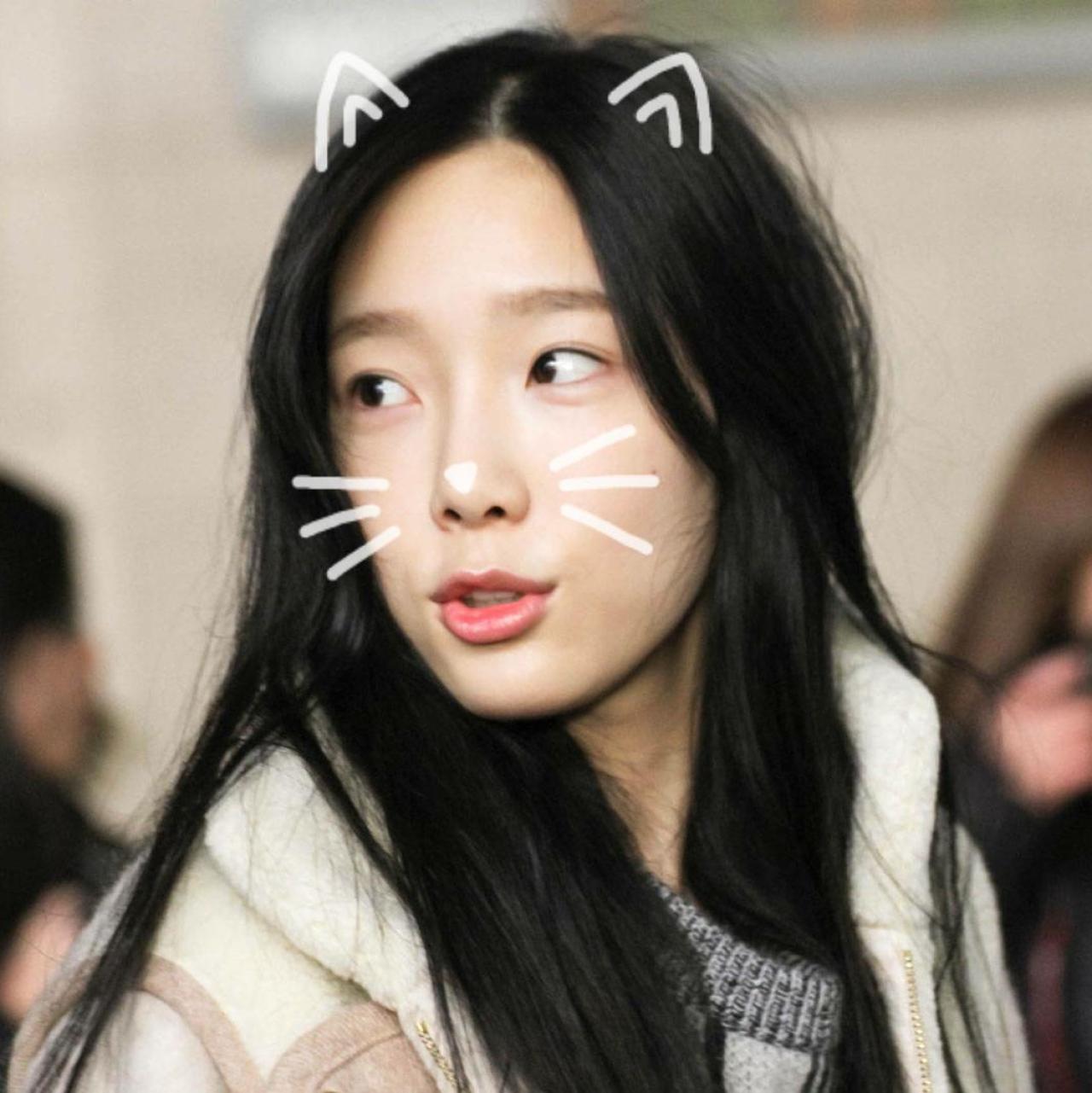金泰妍回头嘟嘴，画上了猫胡子的头像