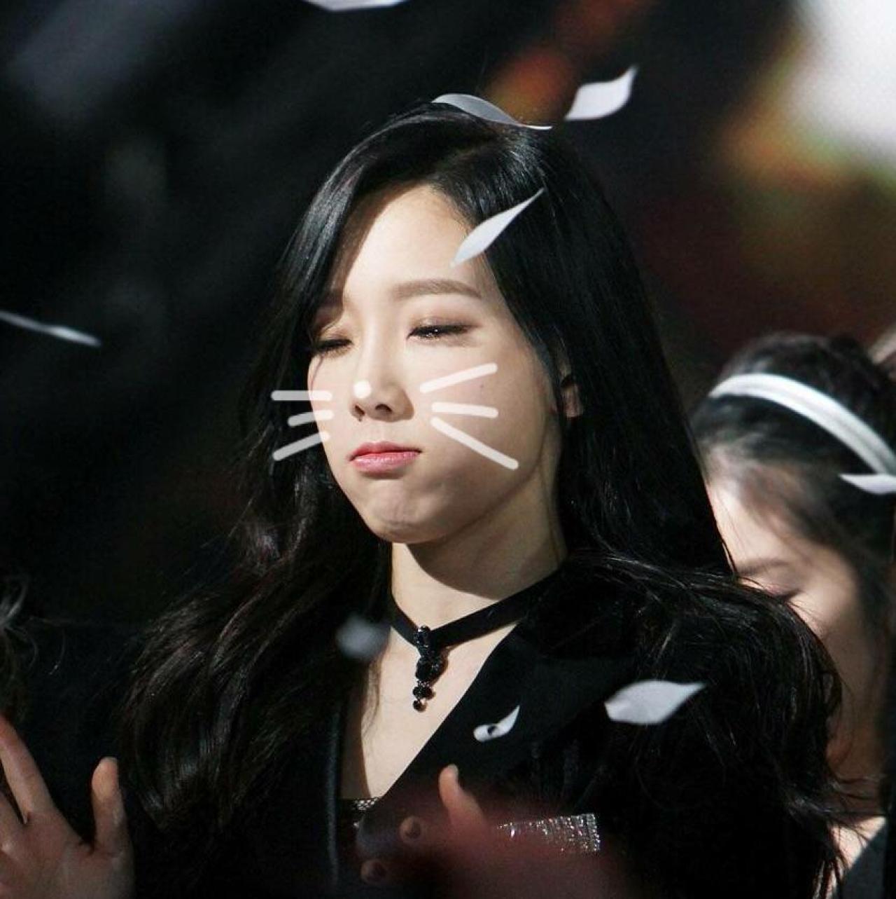 金泰妍坐在作为闭眼嘟嘴卖萌，画上猫胡子的头像