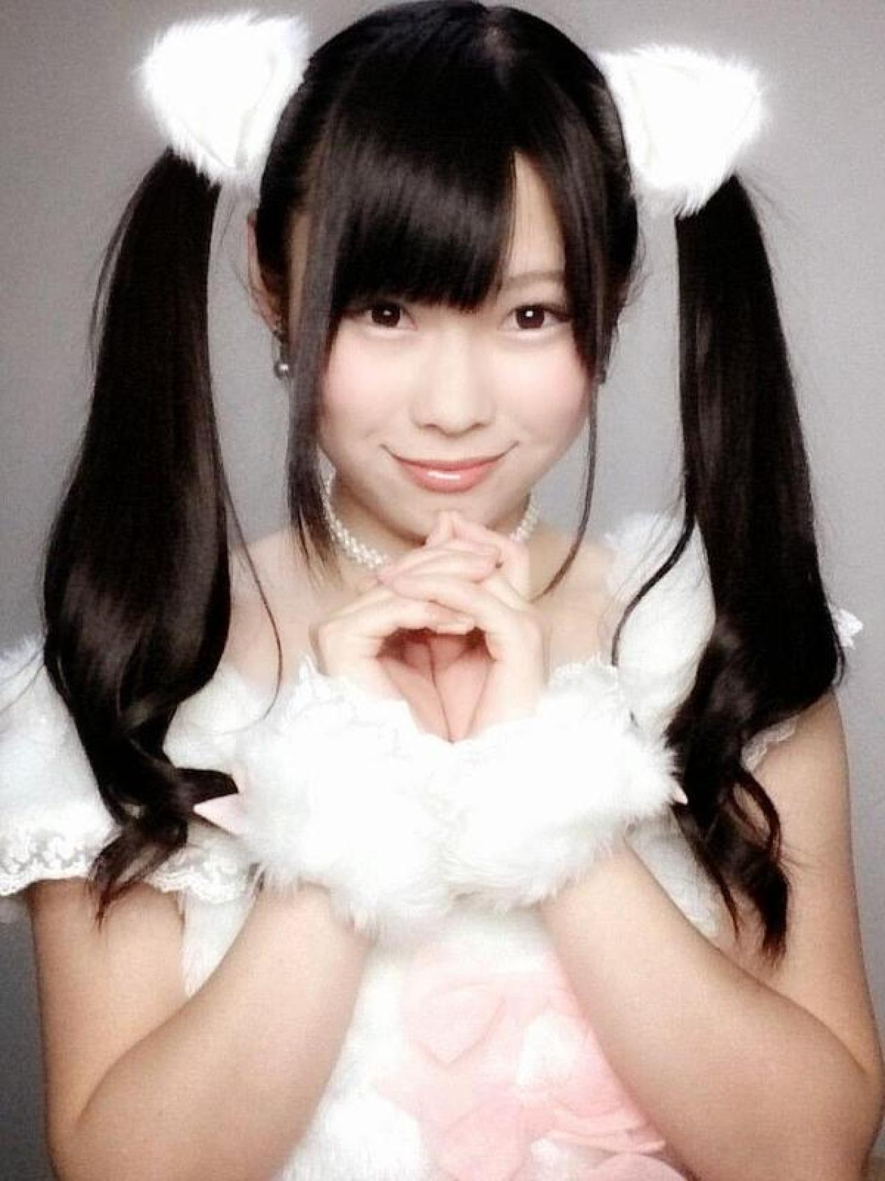 結城ちか双手靠放在胸前，上半身正面