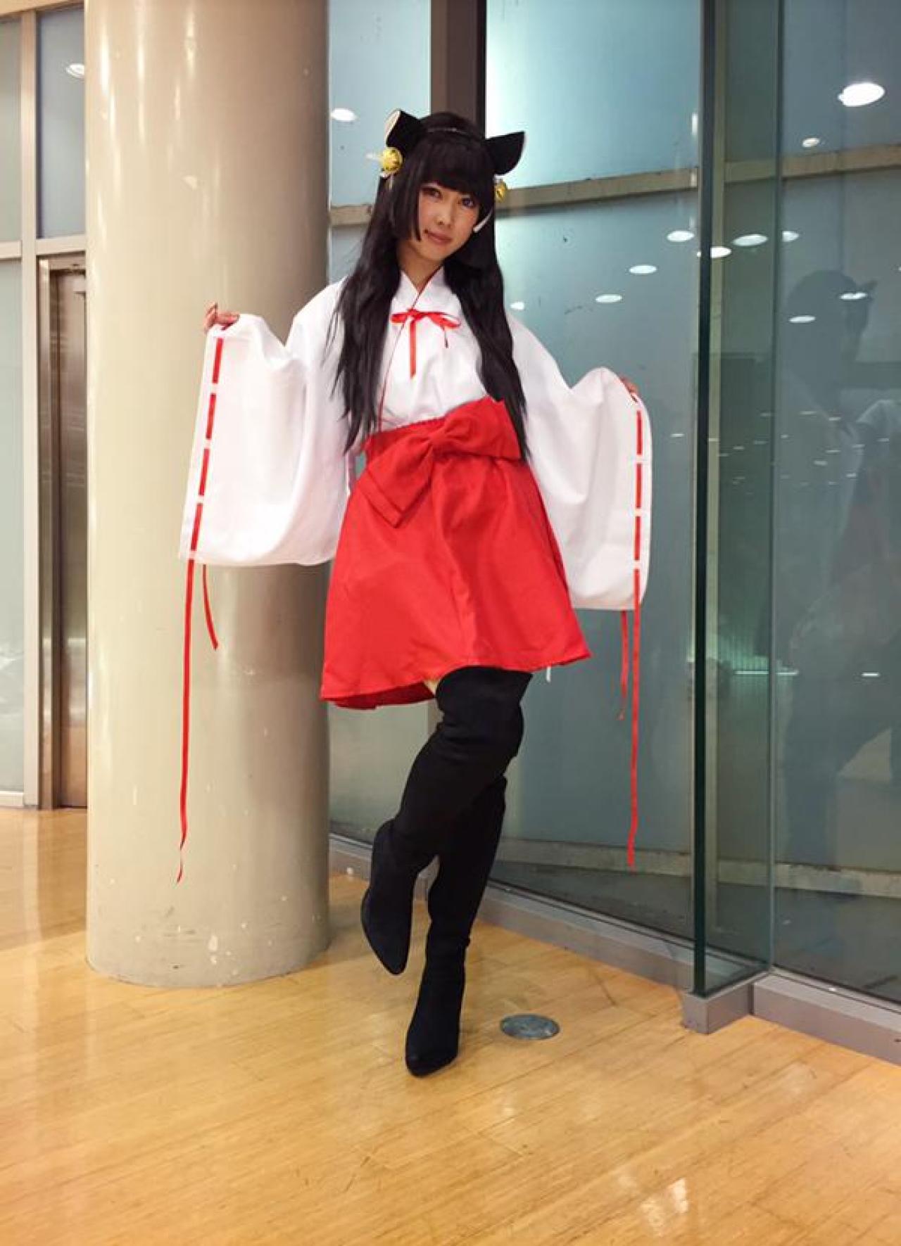 プラ平穿着巫女服，双手摊开，全身照