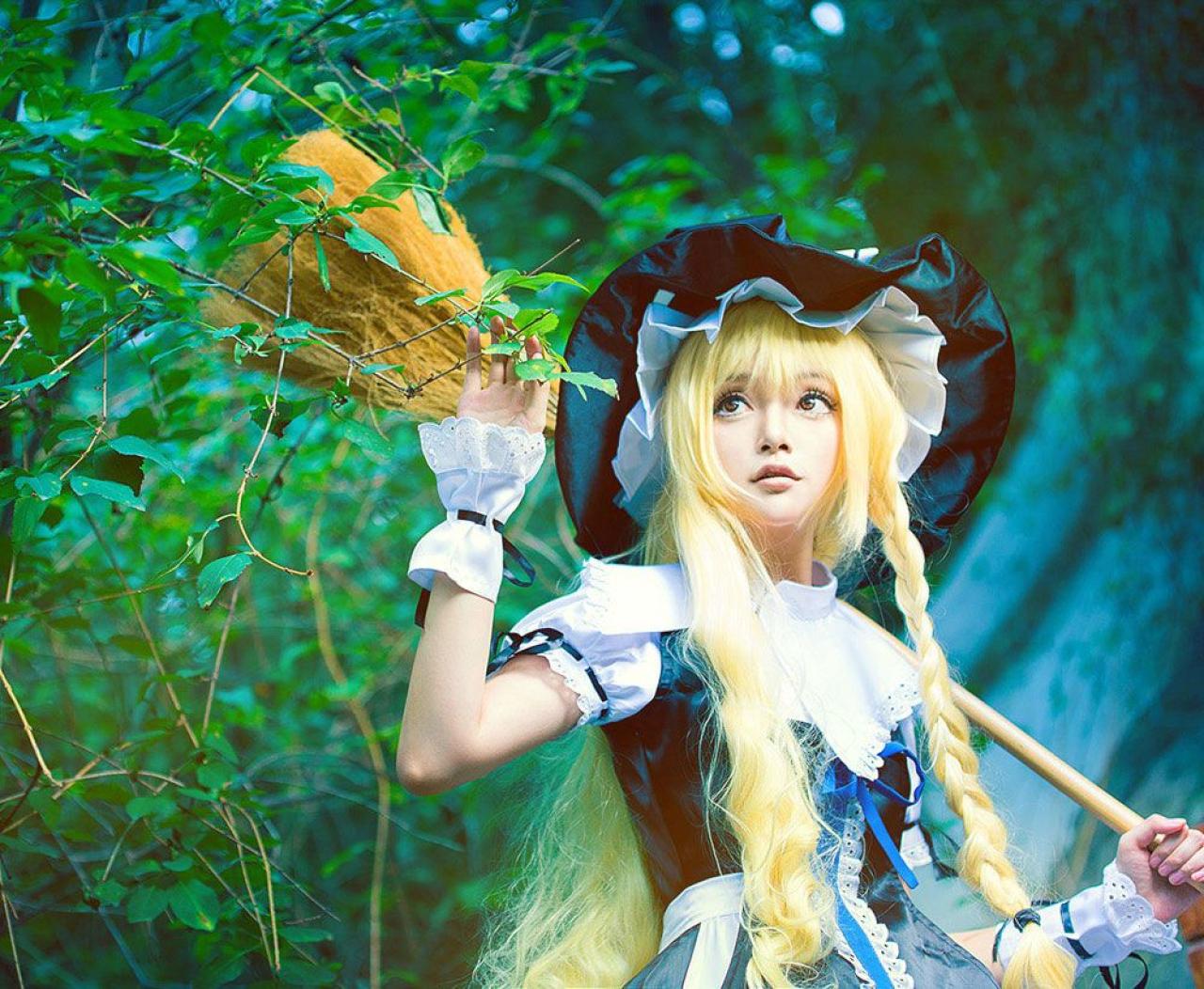 雨扮演雾雨魔理沙左臂扛着扫把，右手扶着绿叶，回头张望