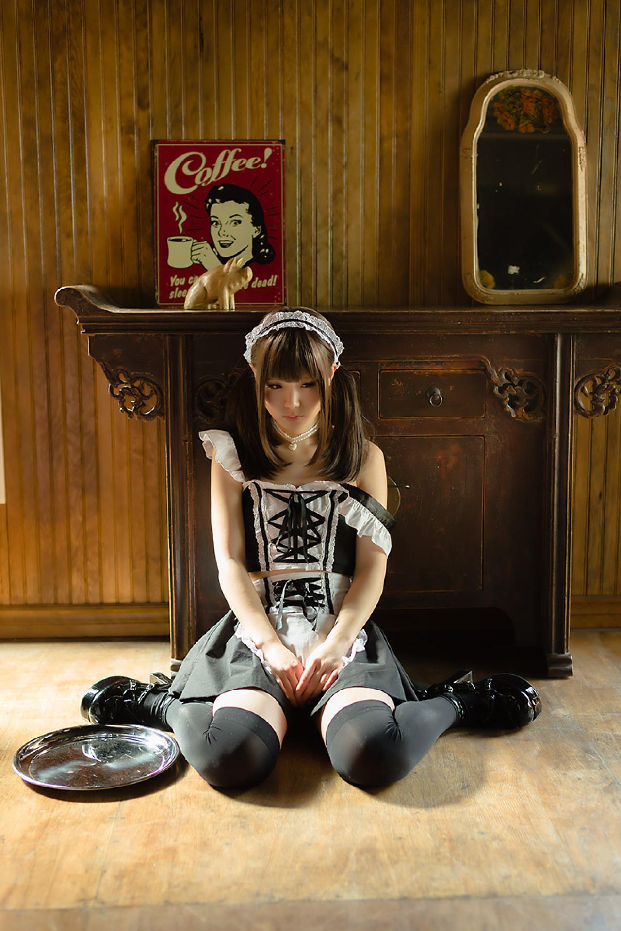 倉坂くるる低着头，跪坐在案几前，旁边放着盘子，心事重重的模样