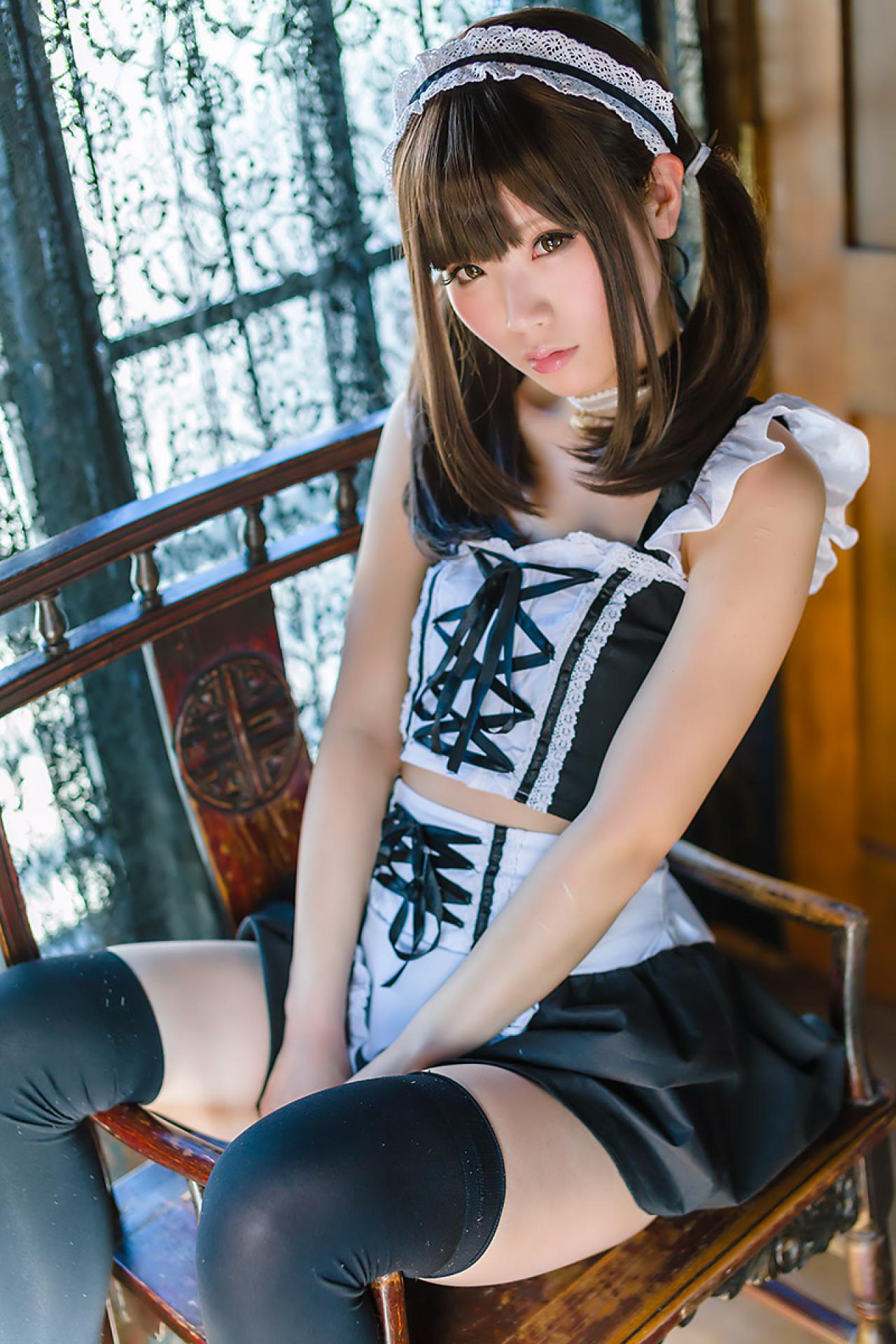 倉坂くるる侧身靠坐在椅子上，双腿搭在椅子扶手上