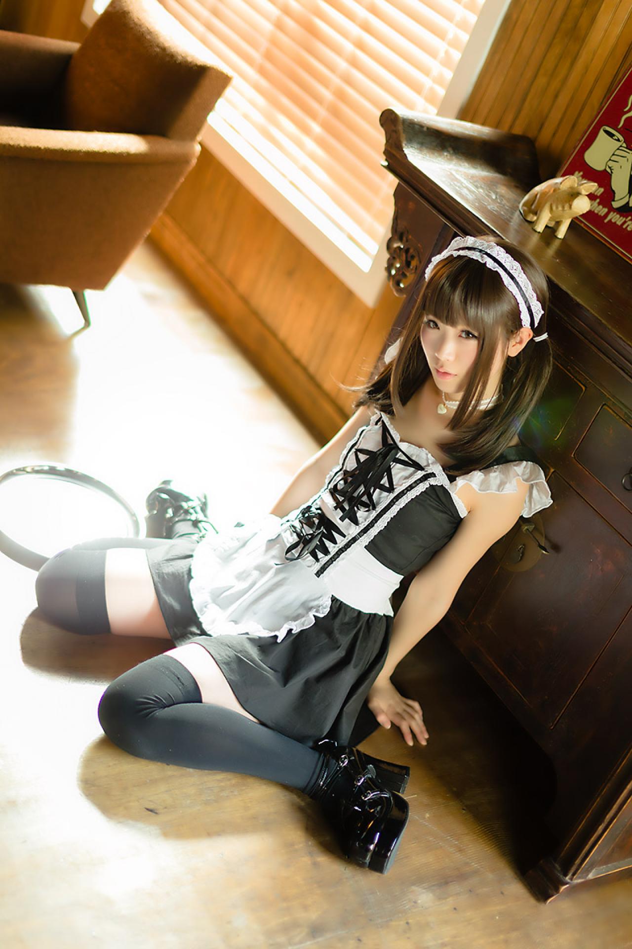 倉坂くるる双手撑在地面，跪坐在案几旁，旁边放着盘子