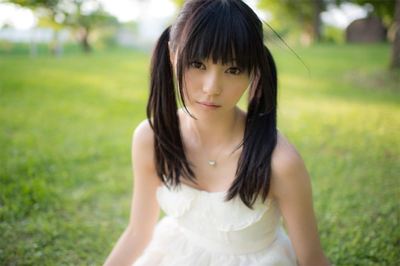 小出友华坐在草地上