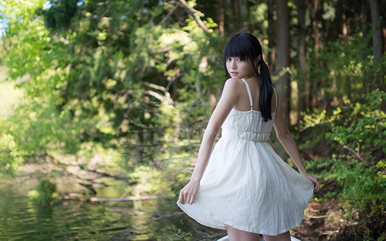 小出友华在水边双手拎起裙摆