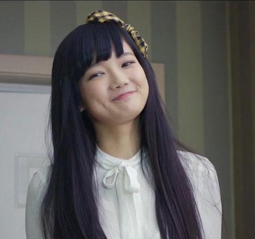 胡洁琼饰演野蛮女友表情：双手背后，撒娇表扬男朋友