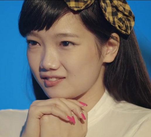 胡洁琼饰演野蛮女友表情：双手抱拳，祈祷地神情