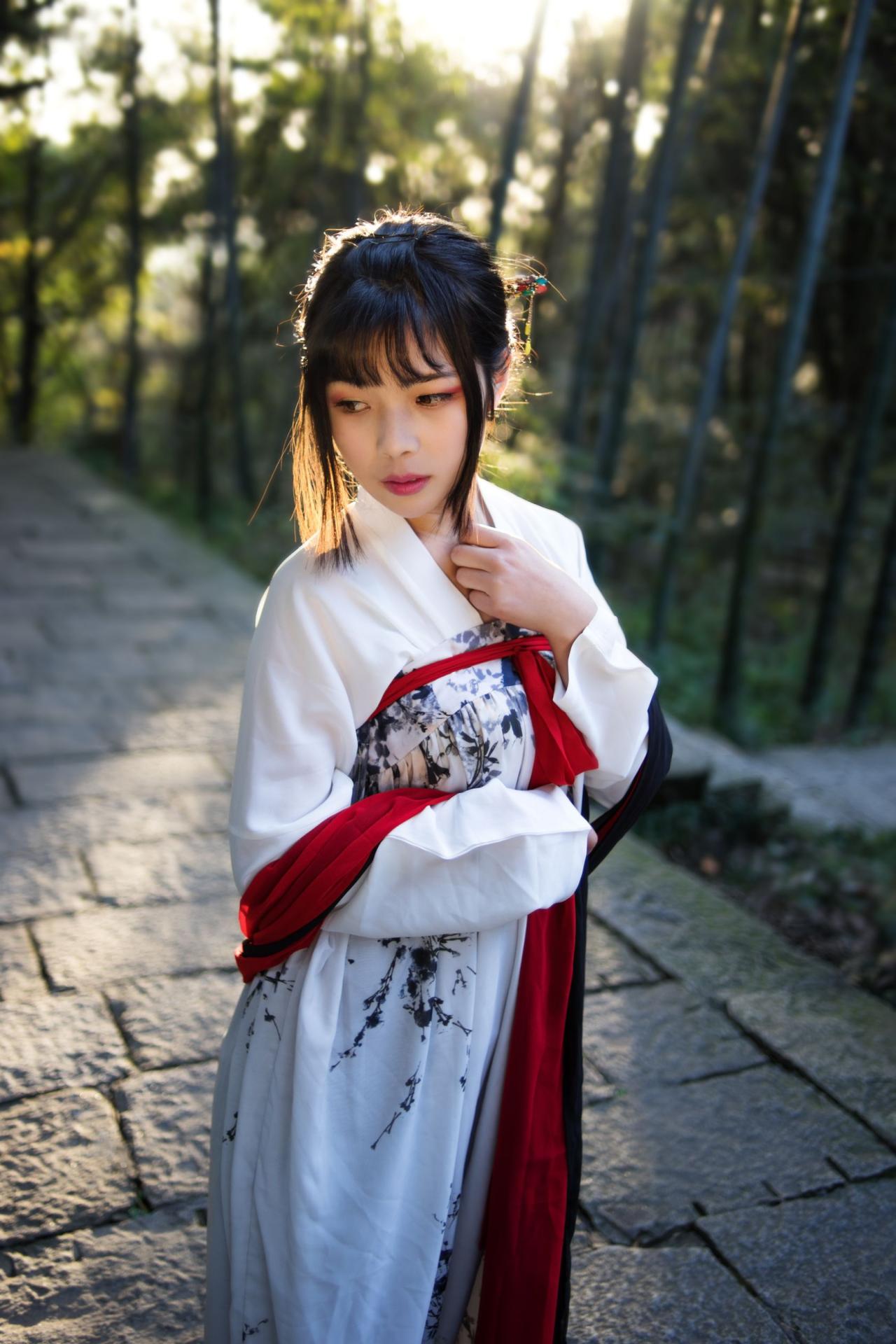 霓君在台阶平台处低头驻足