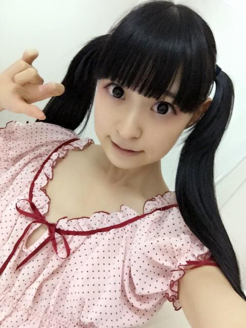 猫守ざーにゃ抬起左手自拍照