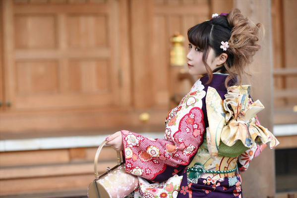 橘猫汰左手拎包，回眸的背影