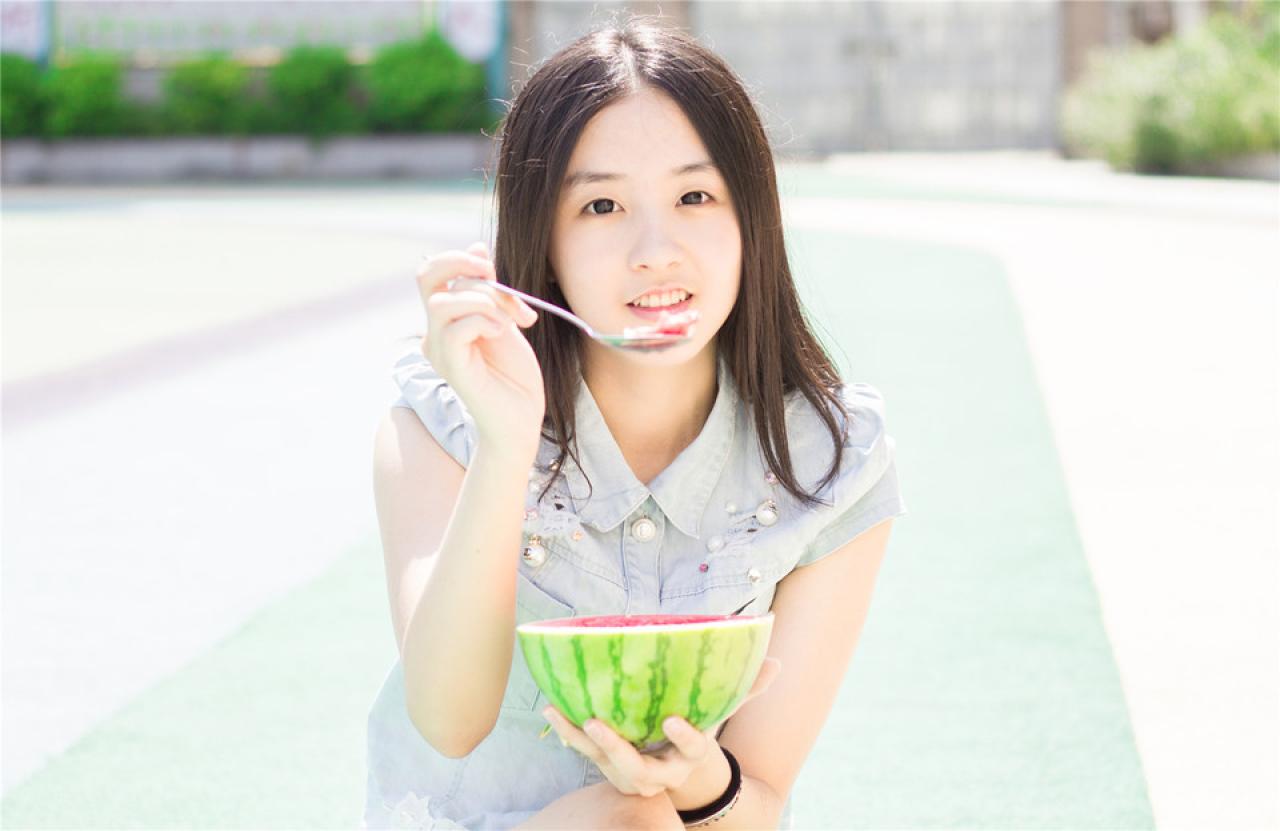 陈婕将勺子伸向镜头：你要吃嘛？