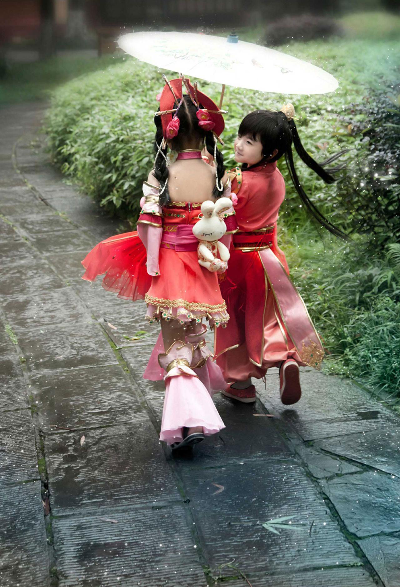 陈小猪扮七秀正太和琳琳扮七秀萝莉两人撑伞并肩漫步的背影