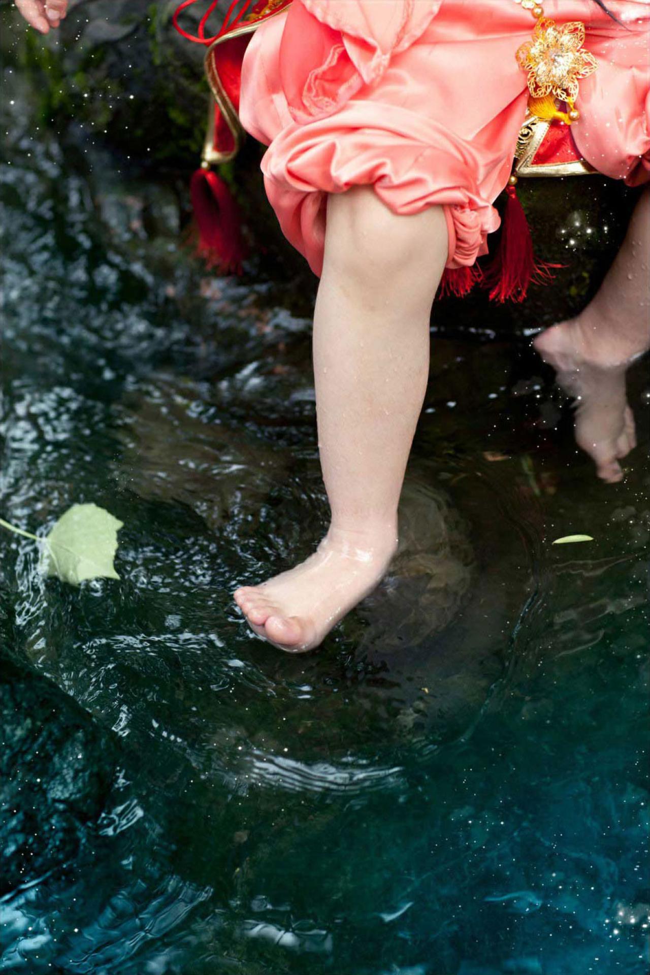 光脚放进水中