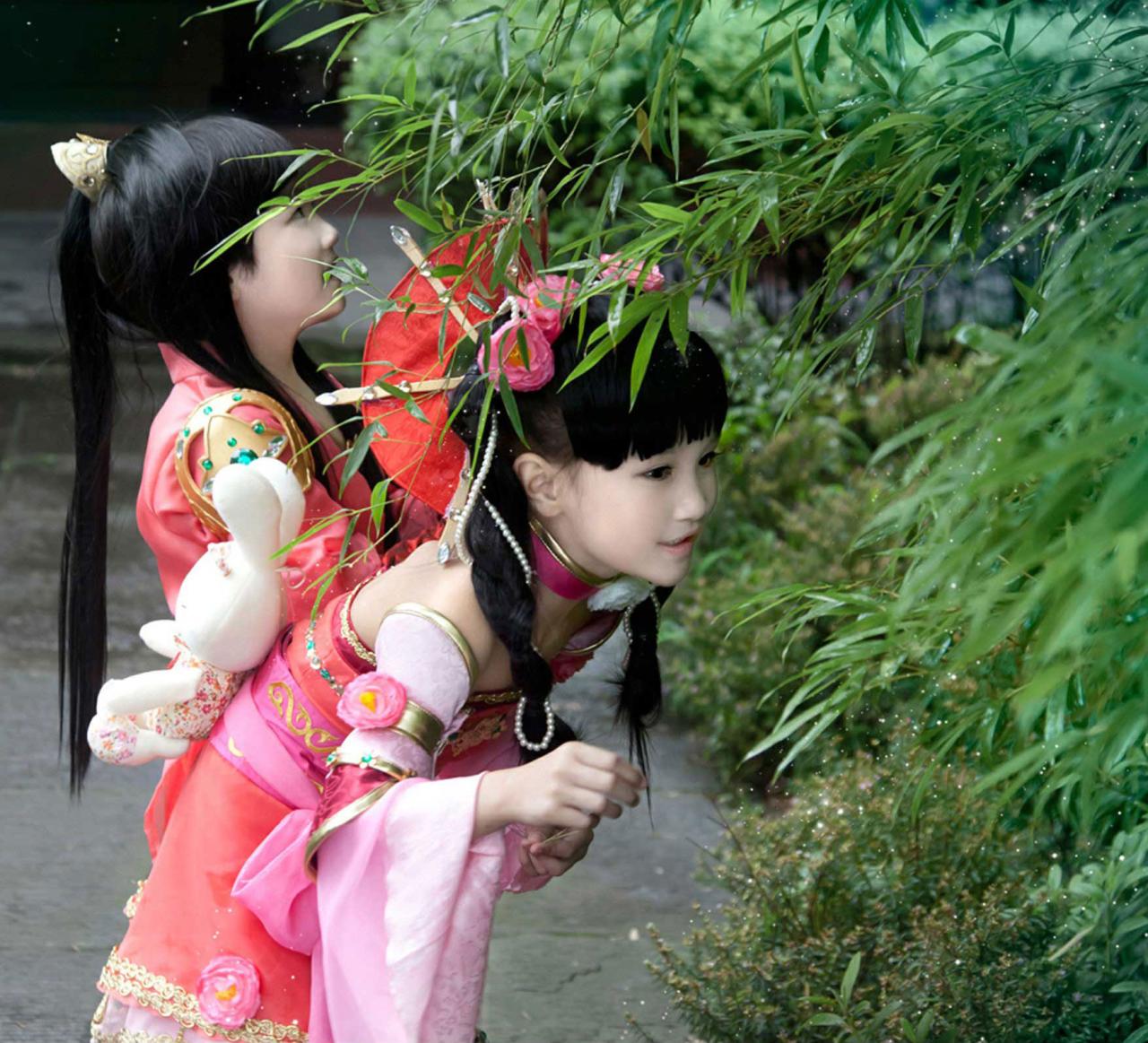 琳琳扮七秀萝莉和陈小猪扮七秀正太共同欣赏柳叶