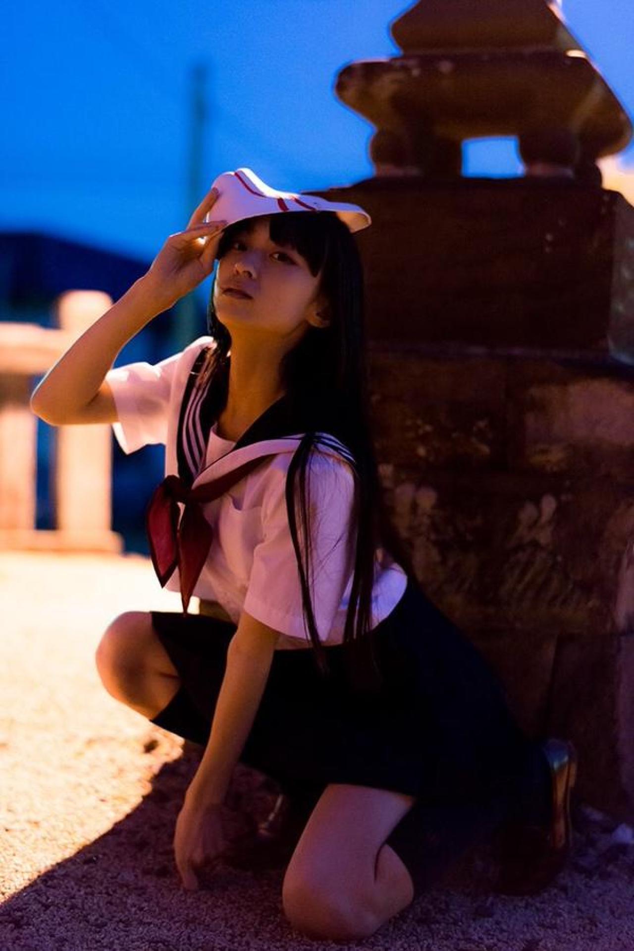 猫守ざーにゃ扮阎魔爱模仿狐狸的姿势