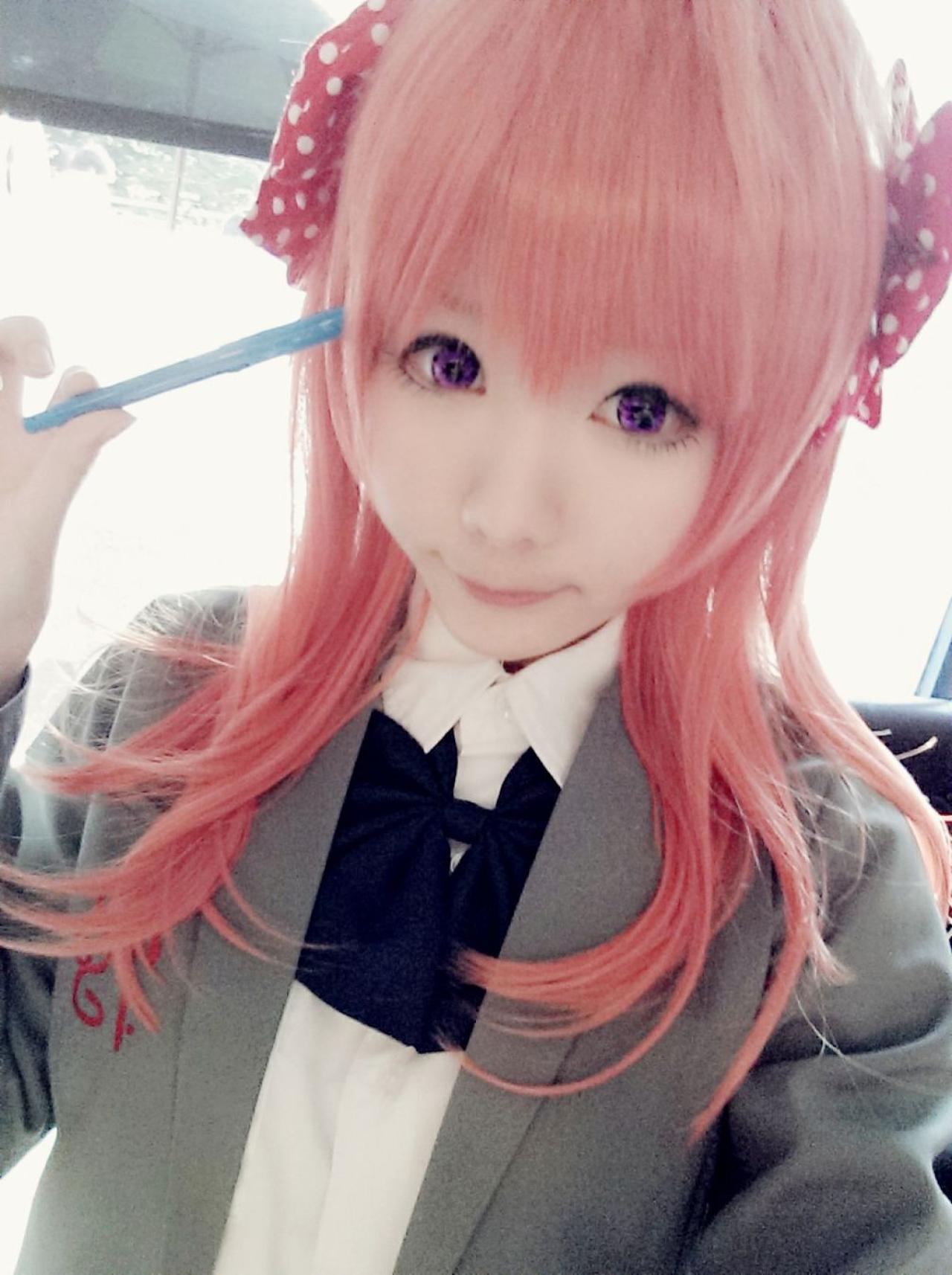 霜月扮佐仓千代捏着笔杆自拍照