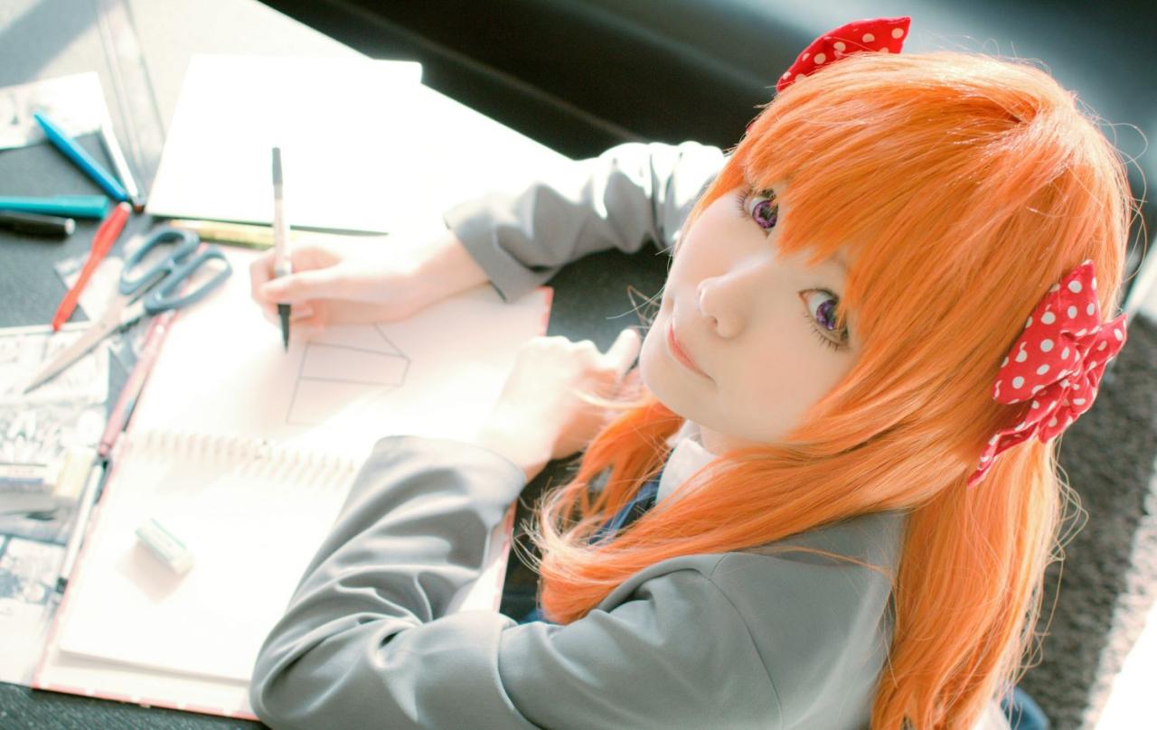 霜月扮佐仓千代正在给漫画涂黑