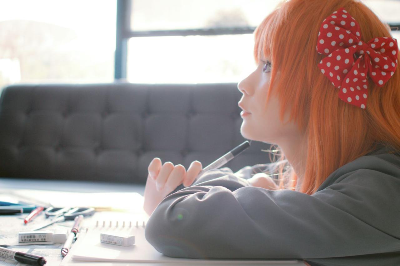 霜月扮佐仓千代握着笔，抬着头发呆，陷入幻想中