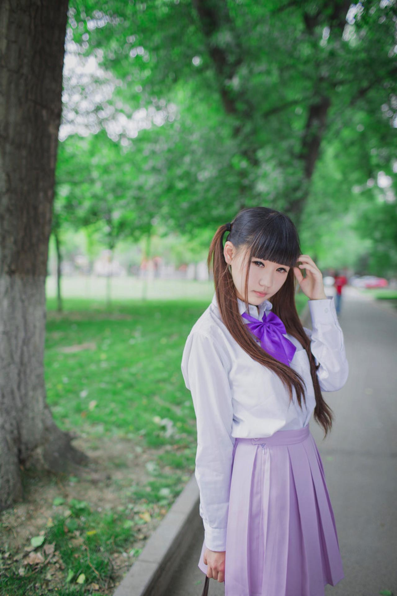 紫色制服萌妹子拎着包，轻抚刘海儿