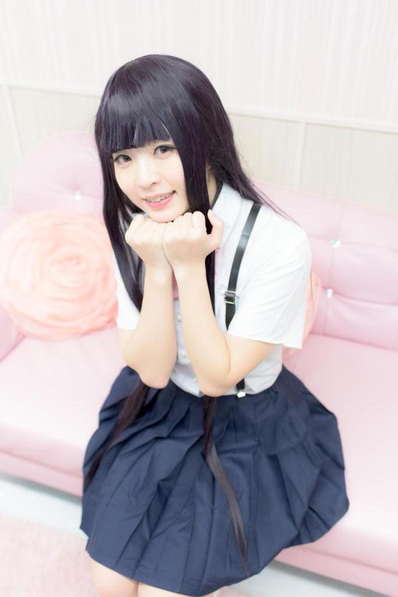 伊波ユリちゃん双手握拳，枕着头部