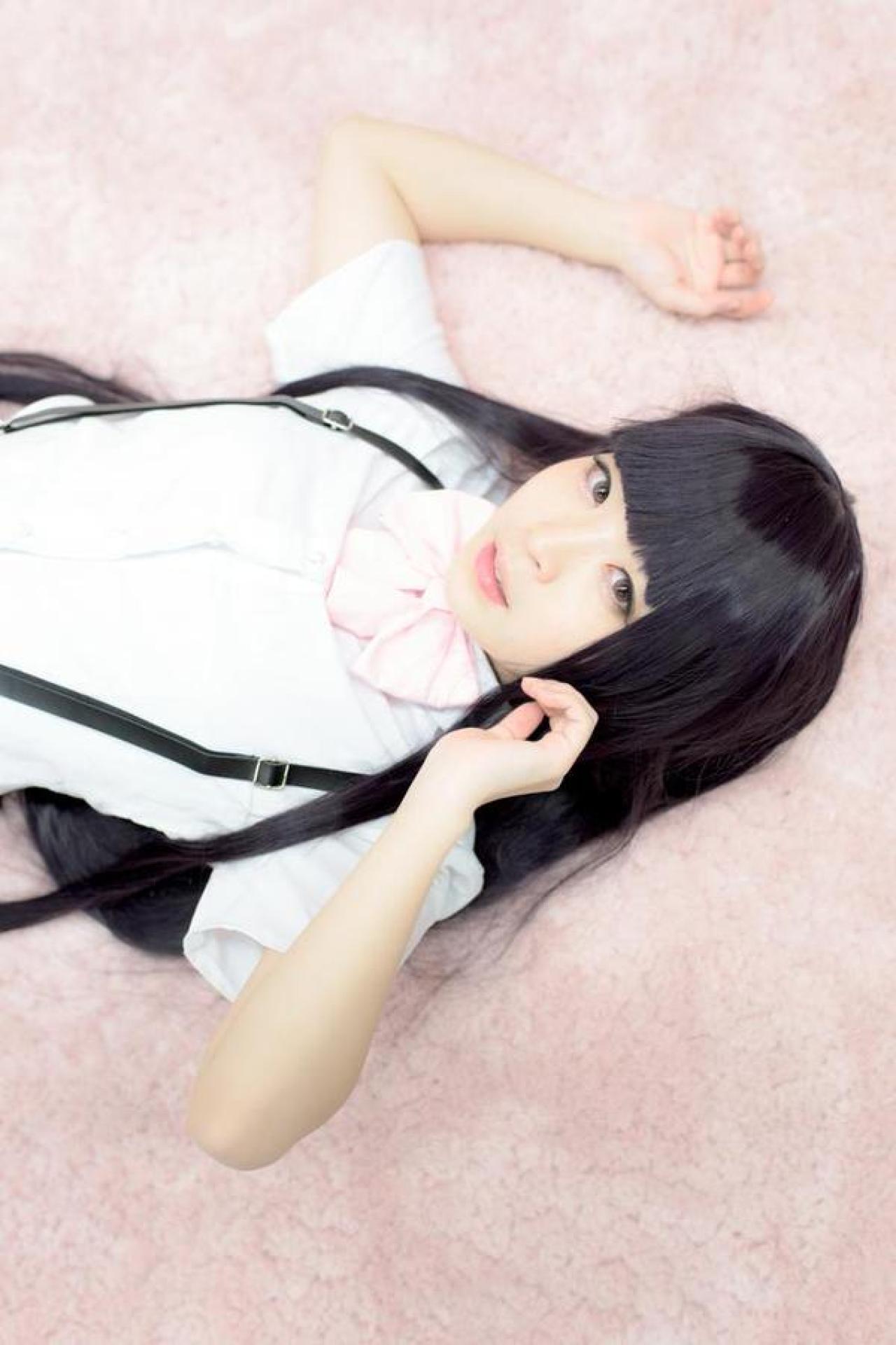 伊波ユリちゃん躺在粉色毯子上