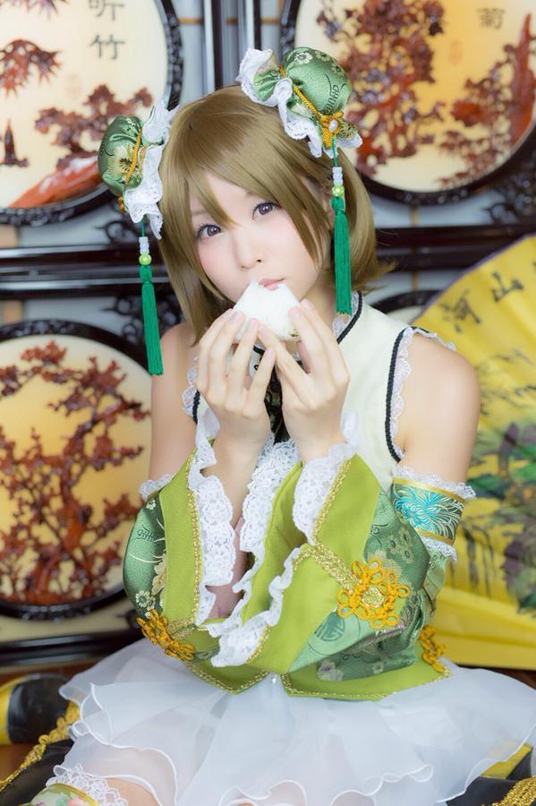 五木あきら扮小泉花阳双手捧着咬掉一口的粽子