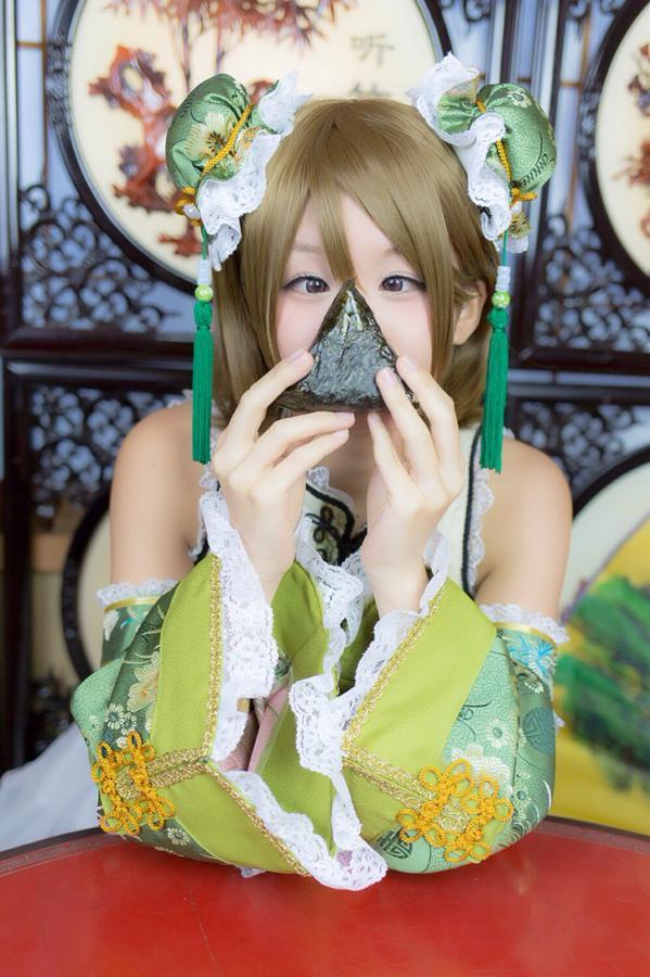 五木あきら扮小泉花阳双手捧着粽子，作斗鸡眼表情