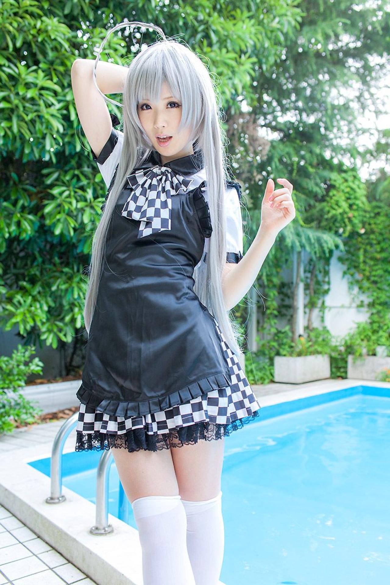 倉坂くるる抬起左臂，右手放在脑后