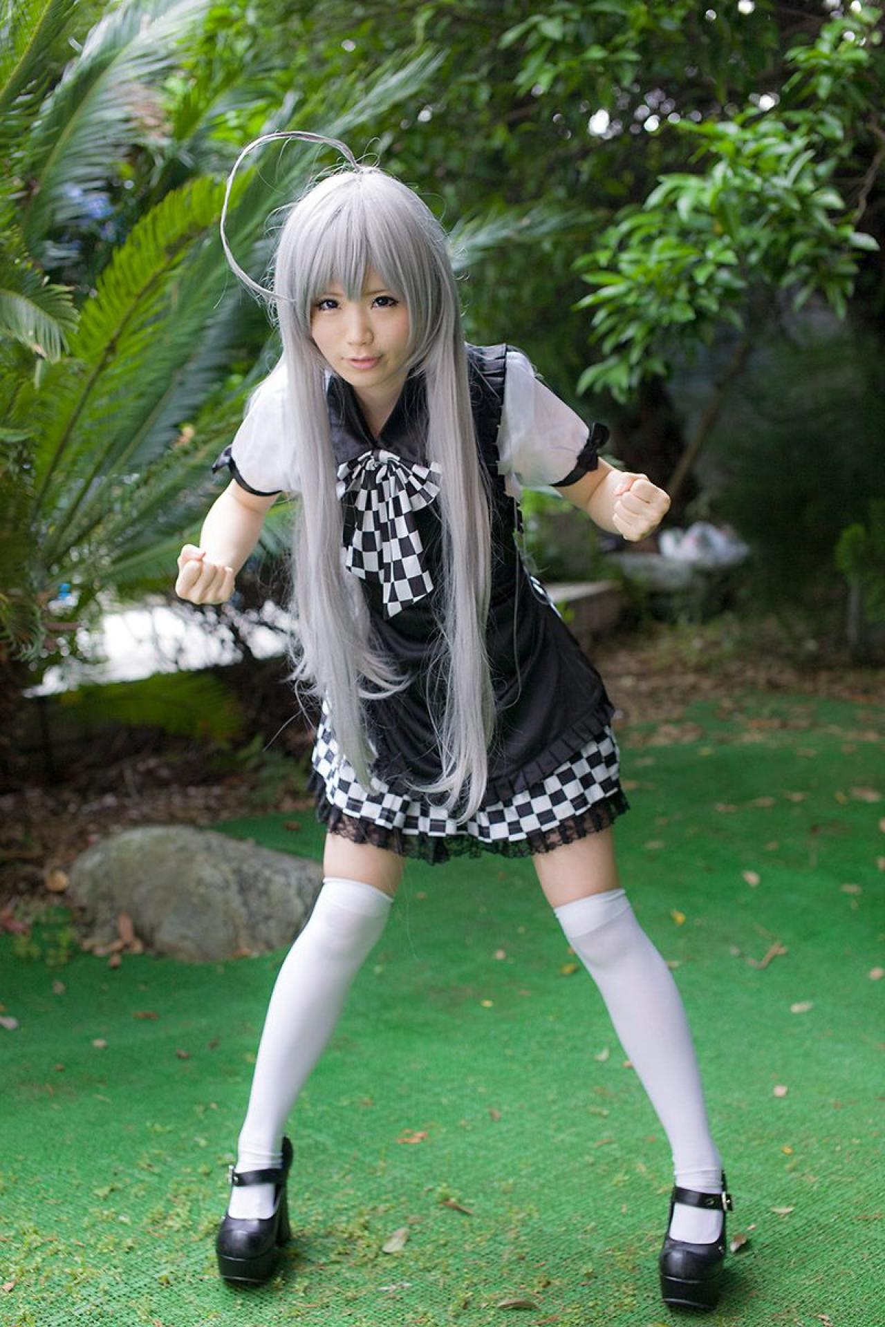 倉坂くるる弯着身子，双手半握拳，战斗预备式