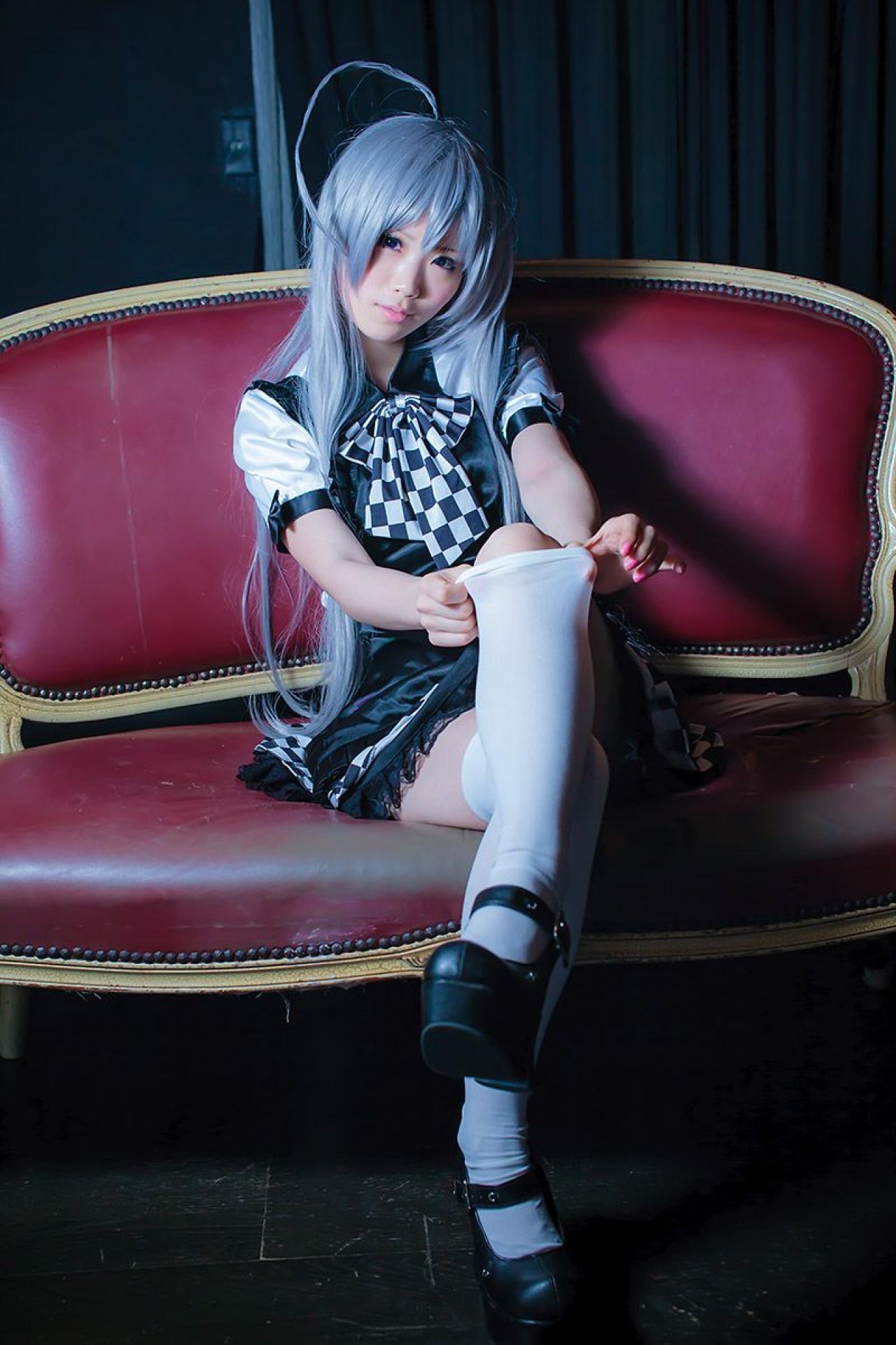 倉坂くるる双手拉着长袜的边缘