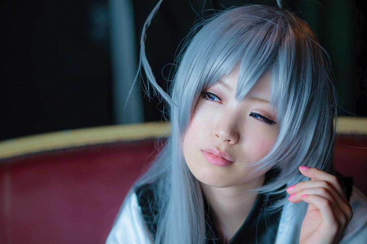 倉坂くるる侧头凝思的神情