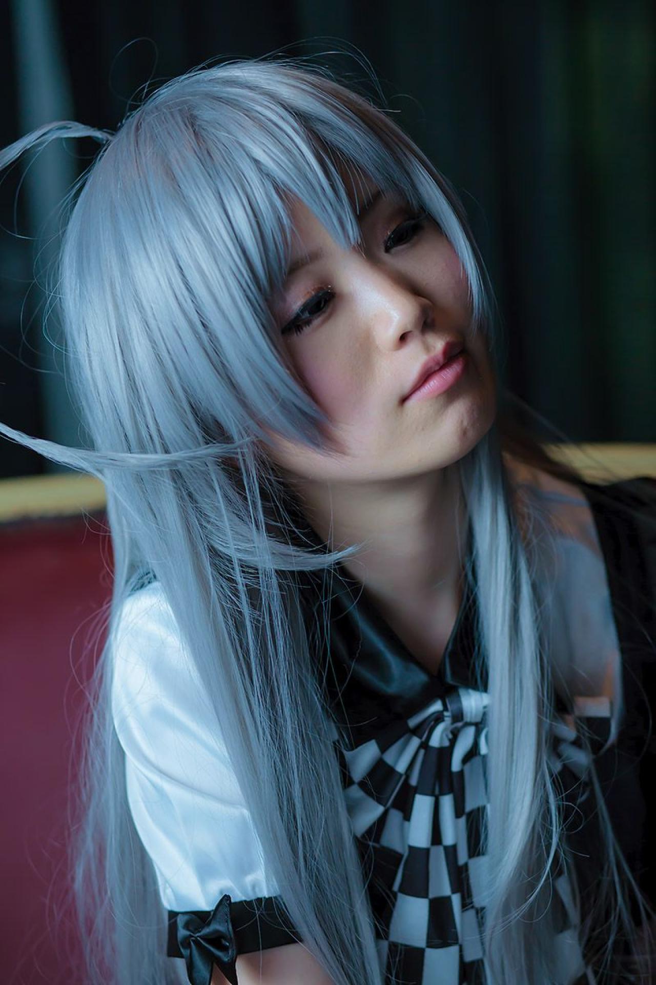 倉坂くるる歪着头沉郁的神情