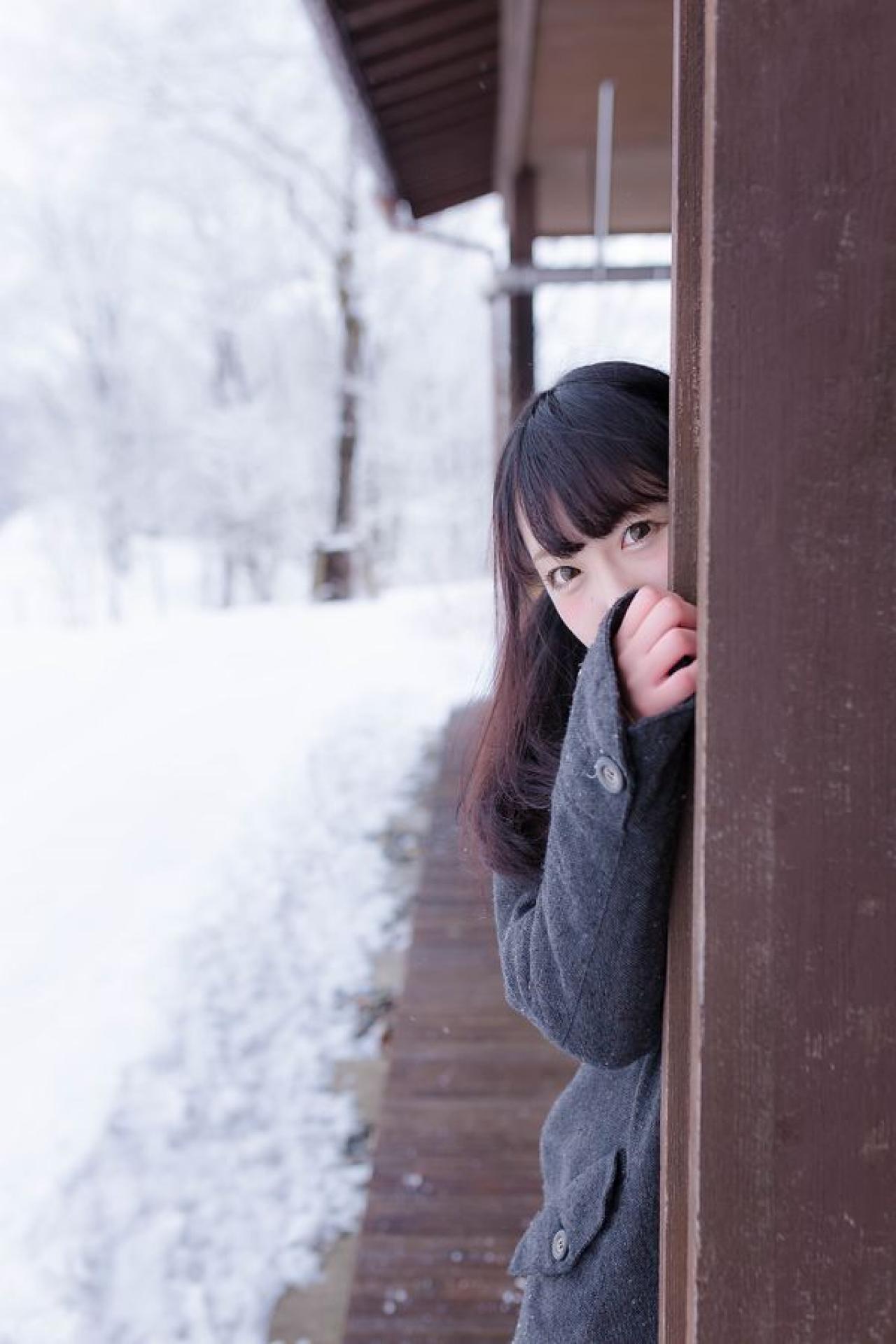 友利さん藏在门后，探出半个脑袋