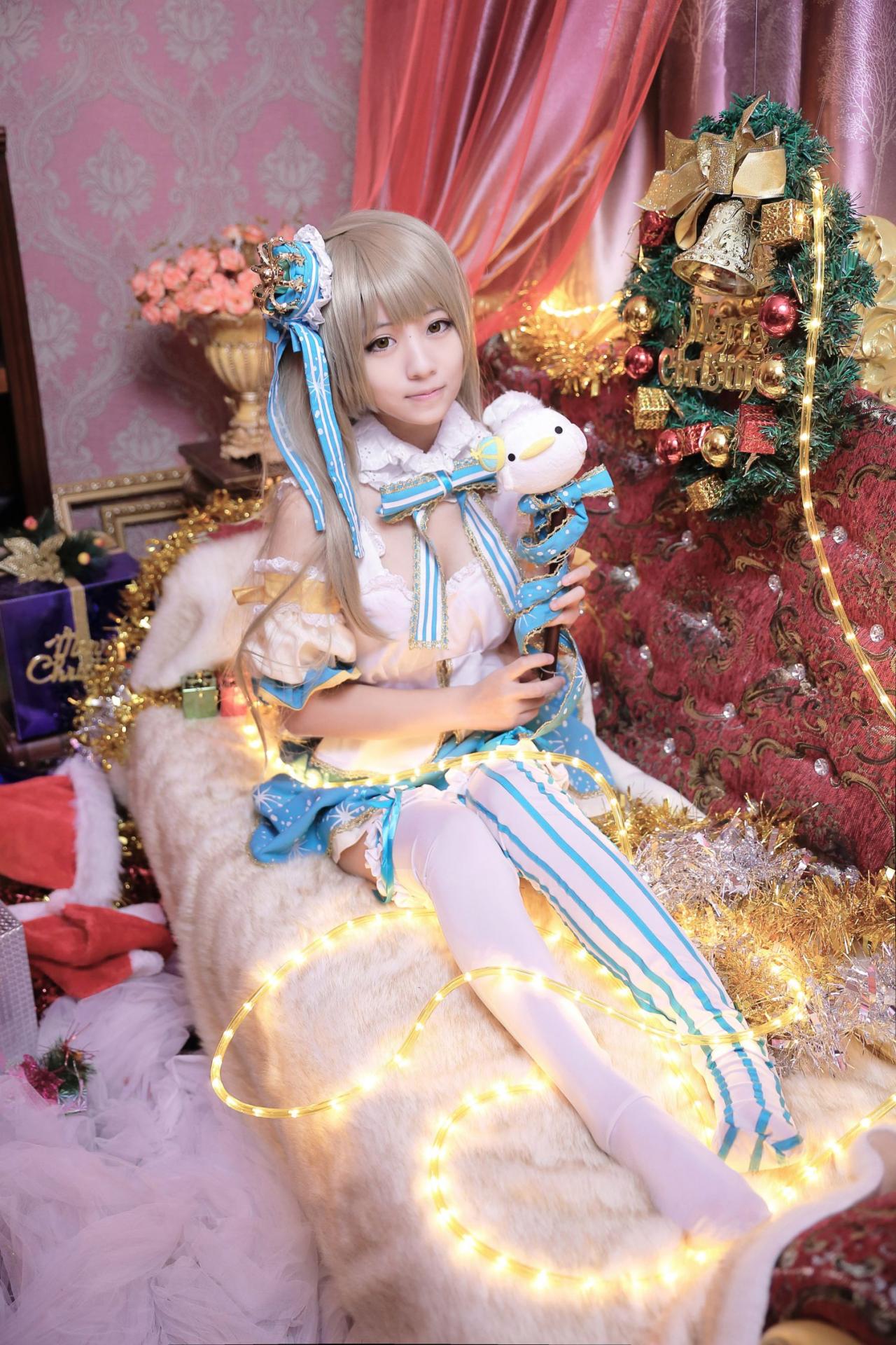 哼哼拿着手杖坐在毯子上