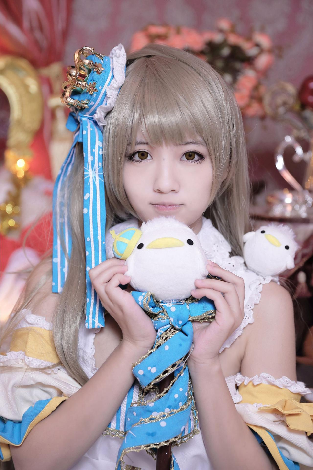 哼哼双手捧着小鸟手杖