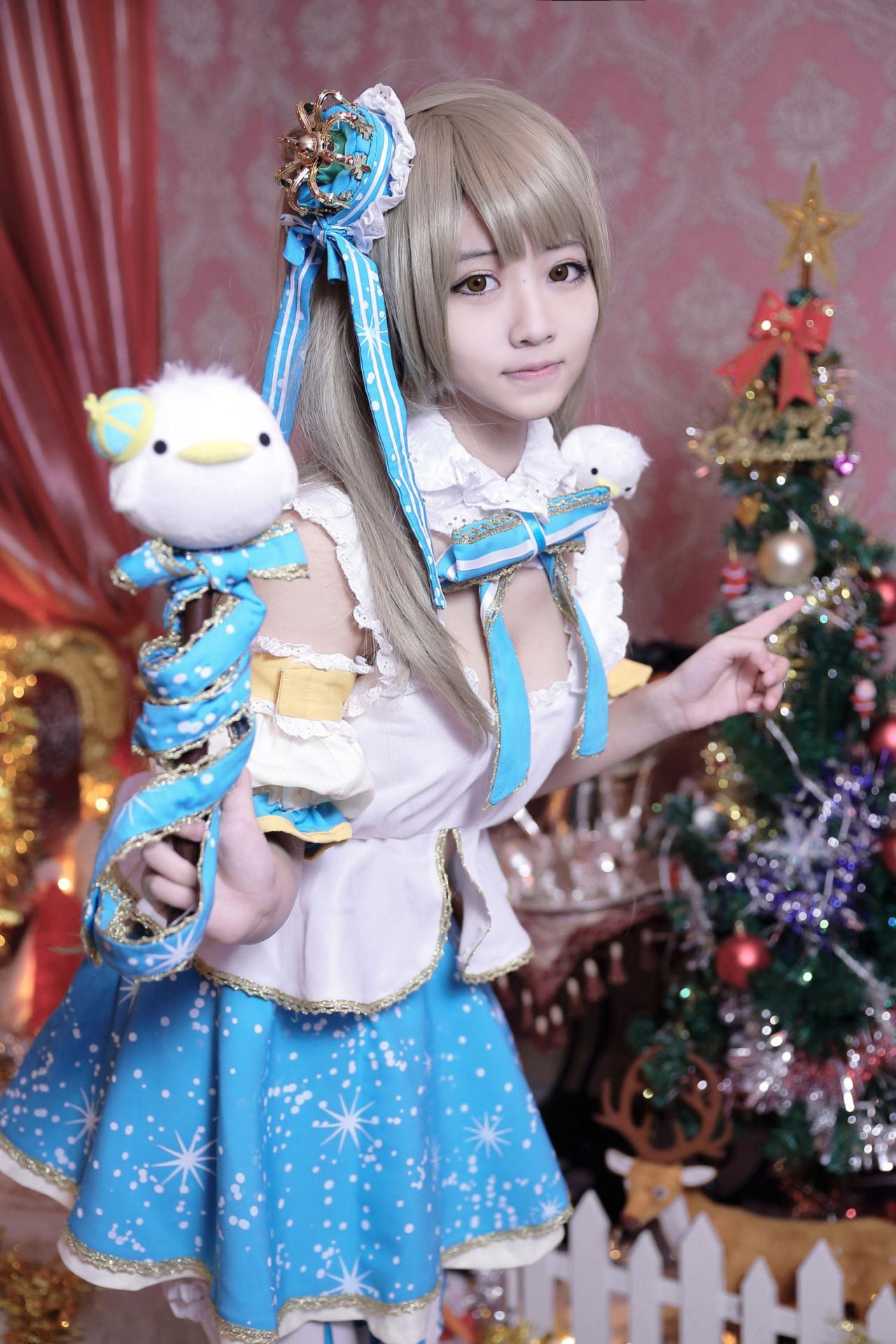 哼哼前倾身子，右手拿着南小鸟手杖