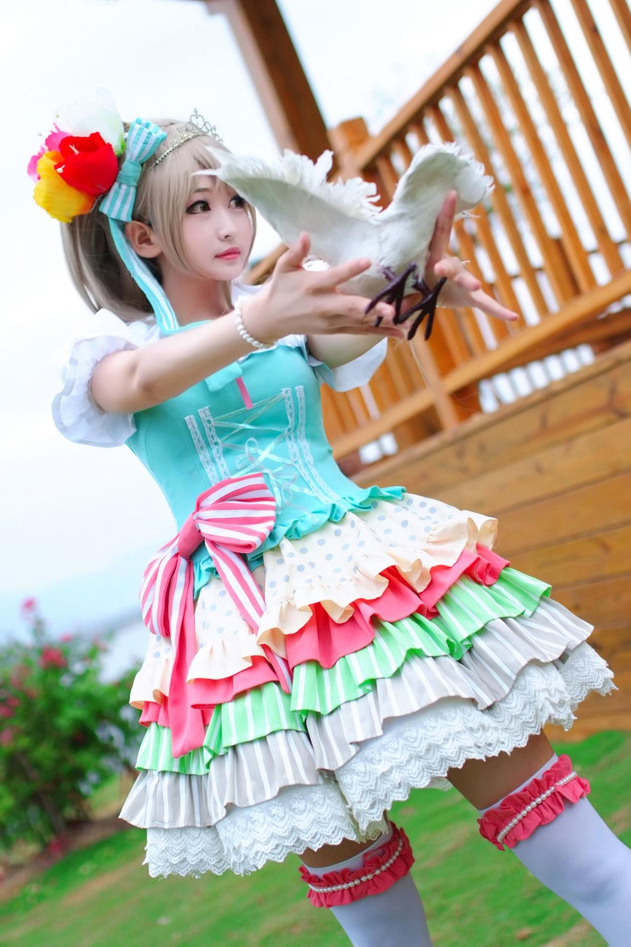 灼漪漪扮南小鸟双手接住飞回来的鸽子