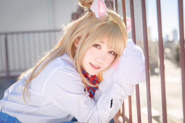 橘猫汰双手扶在栏杆上