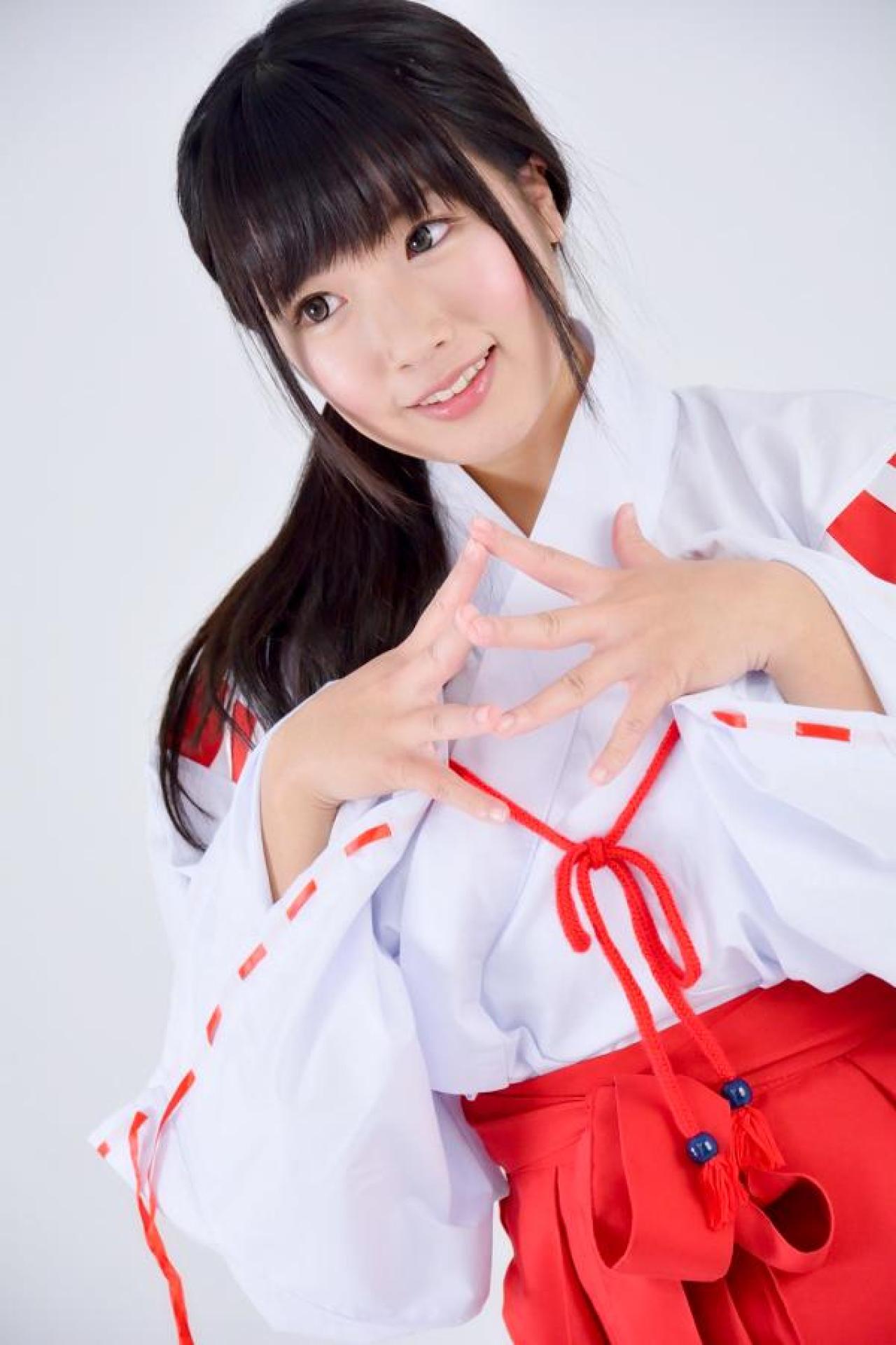 ゆとり双手五指相抵，微笑的神情