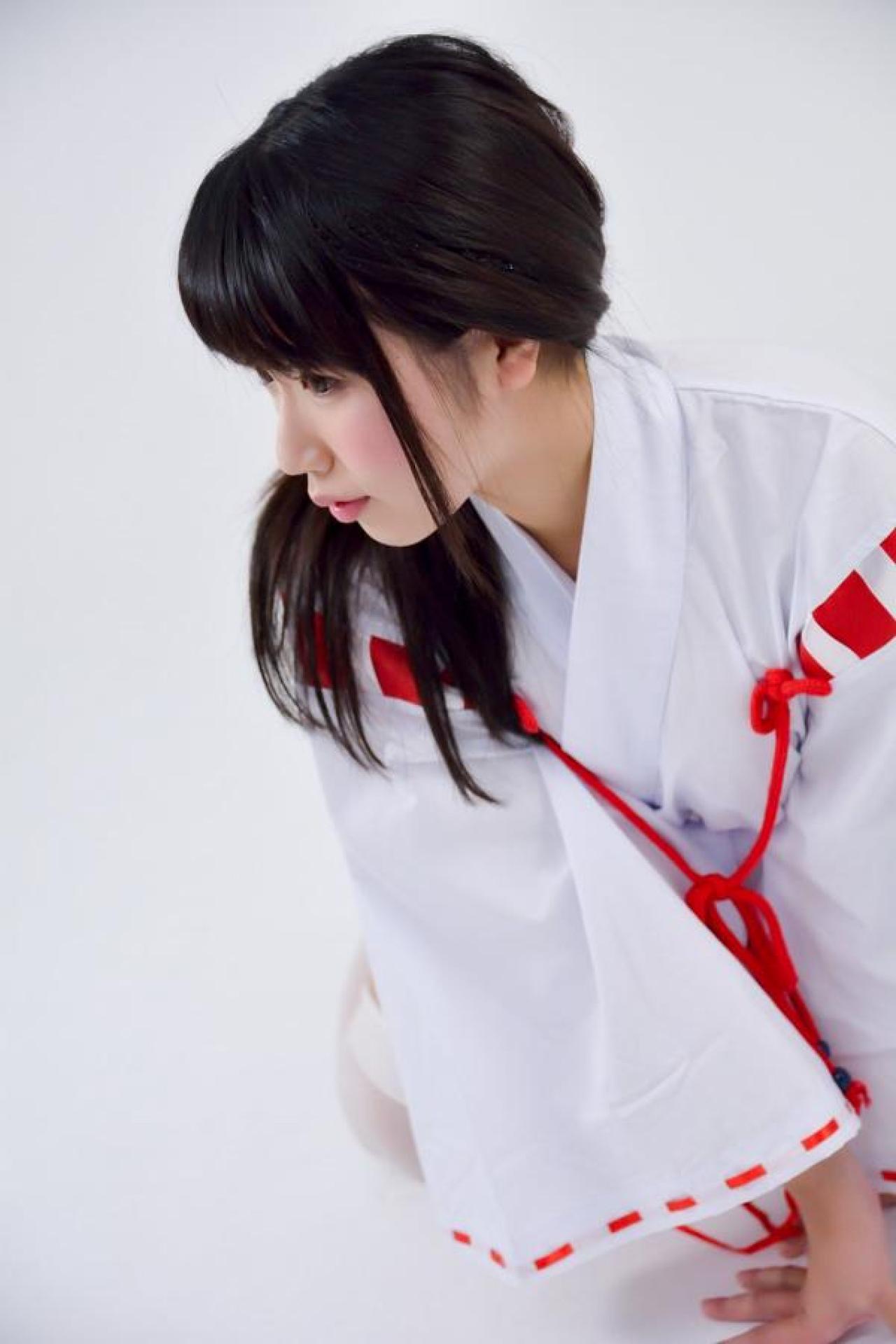 ゆとり双手撑在地上，平静的侧脸