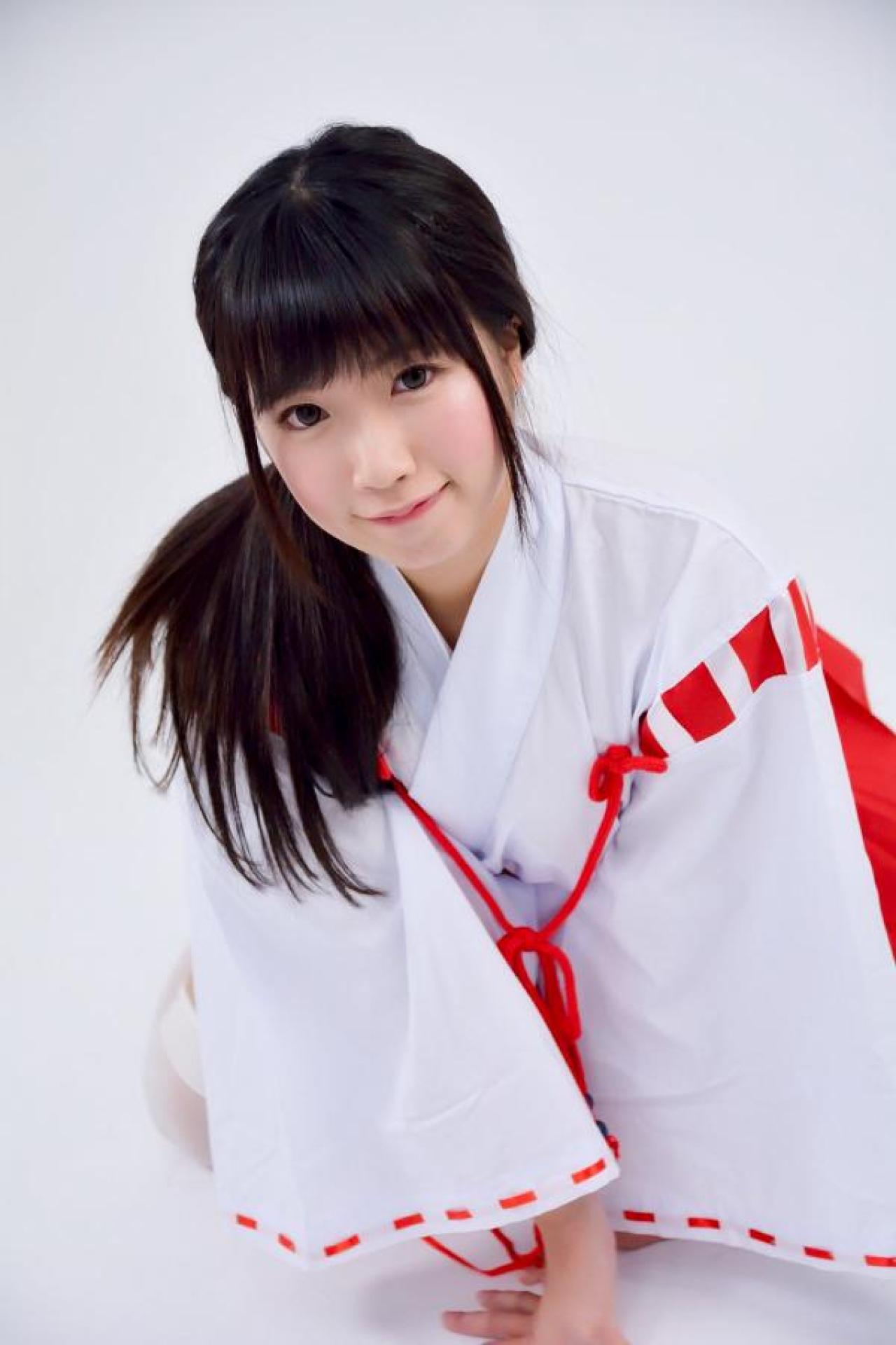 双手撑在地上，穿着巫女服，抿嘴微笑的ゆとり ま～さん拍摄